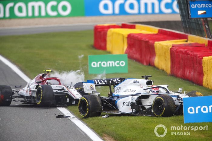 George Russell, Williams FW43 y Antonio Giovinazzi, Alfa Romeo Racing C39, ambos empiezan a salir de sus automóviles después de chocar en la pista
