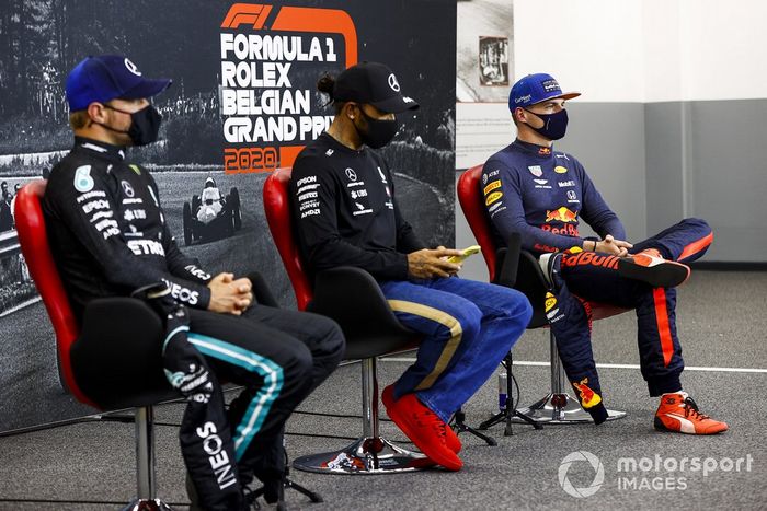 Valtteri Bottas, Mercedes-AMG F1, Lewis Hamilton, Mercedes-AMG F1, Max Verstappen, Red Bull Racing en la conferencia de prensa