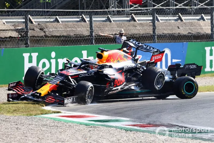 Max Verstappen, Red Bull Racing RB16B, y Lewis Hamilton, Mercedes W12, chocan mientras luchan por la posición