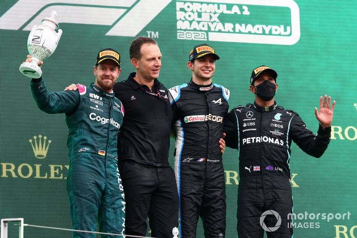 Podio: segundo lugar Sebastian Vettel, Aston Martin, Laurent Rossi, CEO Alpine F1, ganador Esteban Ocon, Alpine F1, tercer lugar Lewis Hamilton, Mercedes