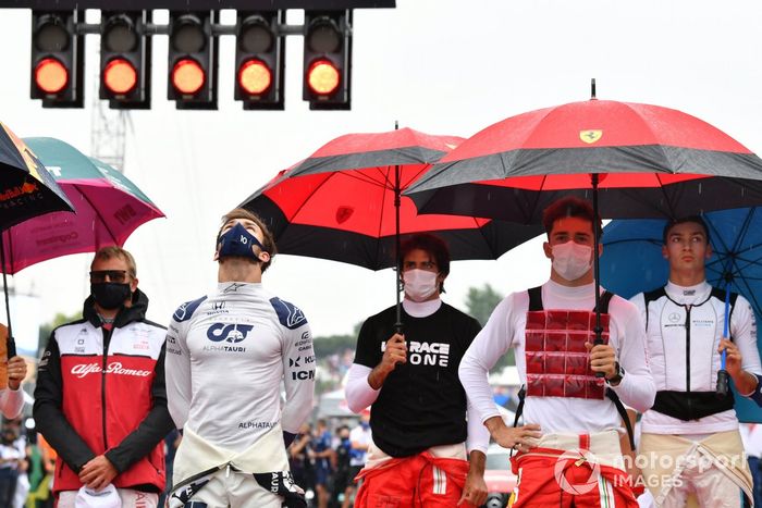 Kimi Raikkonen, Alfa Romeo Racing, Pierre Gasly, AlphaTauri, Carlos Sainz Jr., Ferrari, Charles Leclerc, Ferrari, y George Russell, Williams, en la parrilla