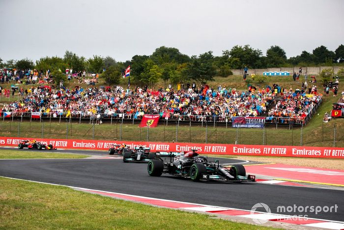 Lewis Hamilton, Mercedes W12, Valtteri Bottas, Mercedes W12, Max Verstappen, Red Bull Racing RB16B, y Sergio Pérez, Red Bull Racing RB16B