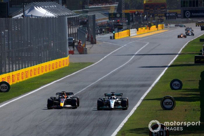 George Russell, Mercedes W13, lucha con Max Verstappen, Red Bull Racing RB18