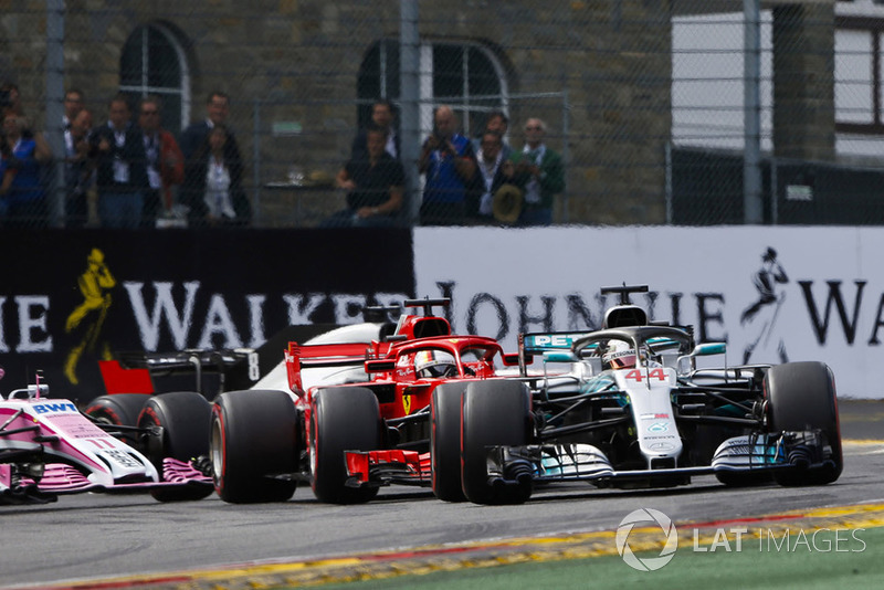 Льюіс Хемілтон, Mercedes AMG F1 W09, лідирує на старті