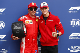 Le poleman Kimi Raikkonen, Ferrari, avec Mick Schumacher