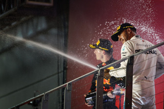 Podyum: 2. Max Verstappen, Red Bull Racing, Yarış galibi Lewis Hamilton, Mercedes AMG F1