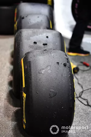 Des pneus Pirelli usés