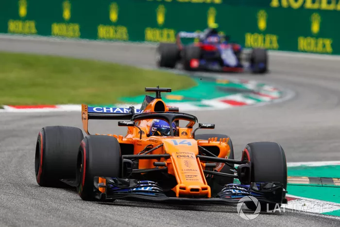 Fernando Alonso, McLaren MCL33, Pierre Gasly, Toro Rosso STR13