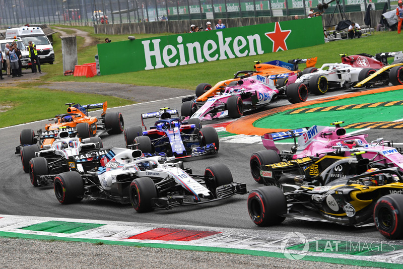 Carlos Sainz Jr., Renault Sport F1 Team RS 18, Esteban Ocon, Racing Point Force India VJM11, Lance Stroll, Williams FW41, ss y Pierre Gasly, Scuderia Toro Rosso STR13 y al inicio de la carrera