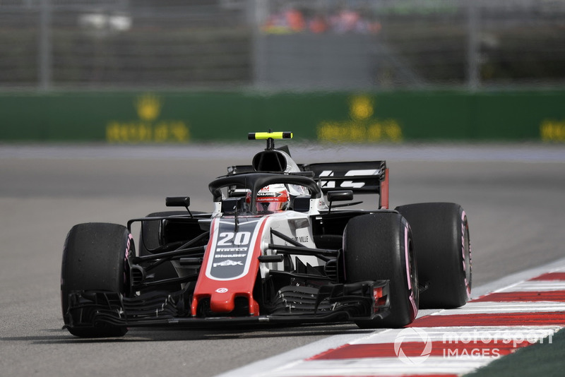 Magnussen complains of tyre deg in FP1