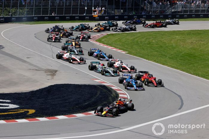 Max Verstappen, Red Bull Racing RB18, Fernando Alonso, Alpine A522, Carlos Sainz, Ferrari F1-75, Lewis Hamilton, Mercedes W13, Kevin Magnussen, Haas VF-22, Mick Schumacher, Haas VF-22, el resto en la salida