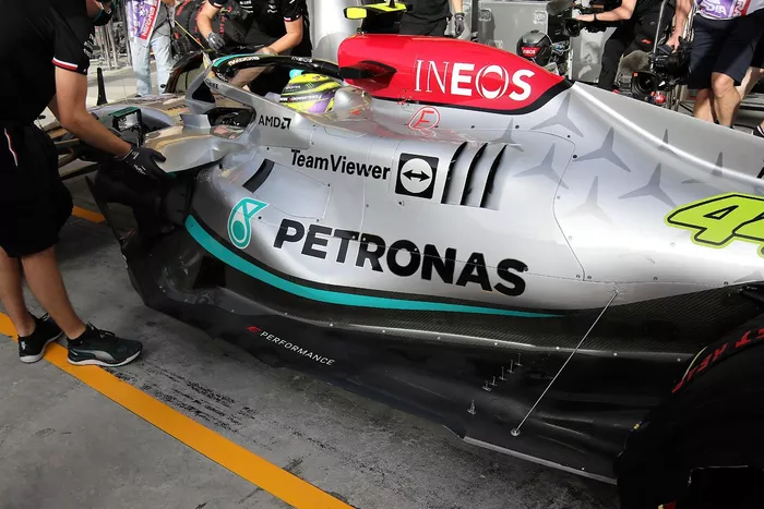 Vista lateral del Mercedes W13 