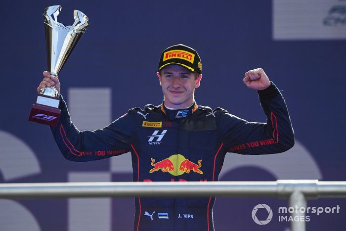 Juri Vips, Hitech Grand Prix celebra en el podio