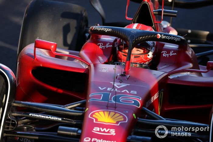 El ganador de la carrera, Charles Leclerc, Ferrari F1-75, entra en el Parc Ferme