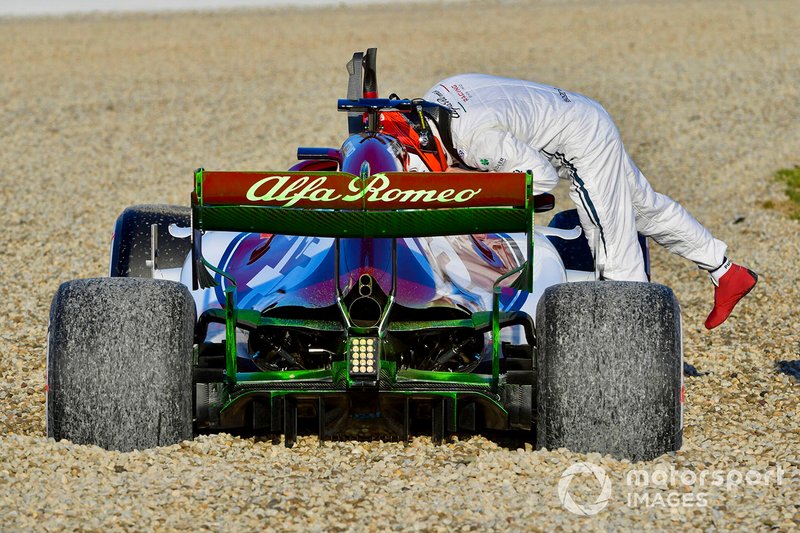 Kimi Raikkonen, Alfa Romeo Racing C38, va in testacoda e finisce nella sabbia, nella mattinata di apertura dei test
