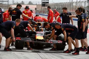 Changement de l'aileron avant de Dan Ticktum, Red Bull Racing RB15
