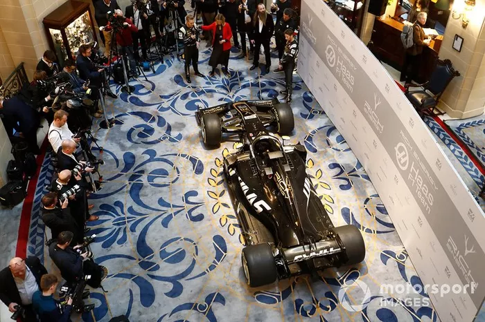 Kevin Magnussen, Haas F1 Team, Nicki Shields, William Storey, CEO de Rich Energy, Guenther Steiner, Team Principal, Haas F1 y Romain Grosjean, Haas F1 Team