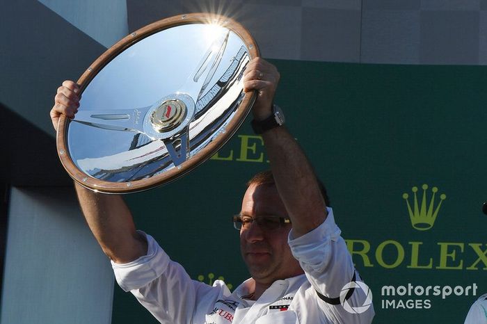 El trofeo para Mercedes en Australia 