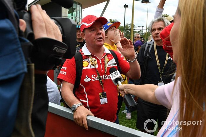 Un miembro de los medios de comunicación habla con los fans