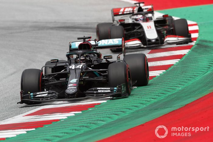 Lewis Hamilton, Mercedes F1 W11 EQ Performance, Romain Grosjean, Haas VF-20