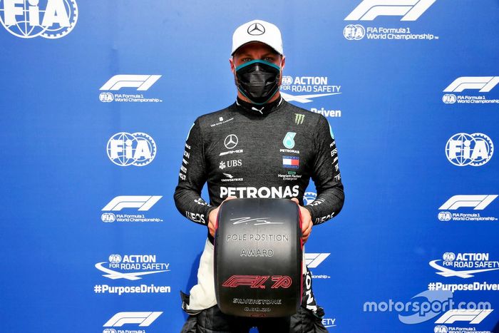 Ganador de la pole Valtteri Bottas, Mercedes-AMG Petronas F1 con el premio Pirelli pole position