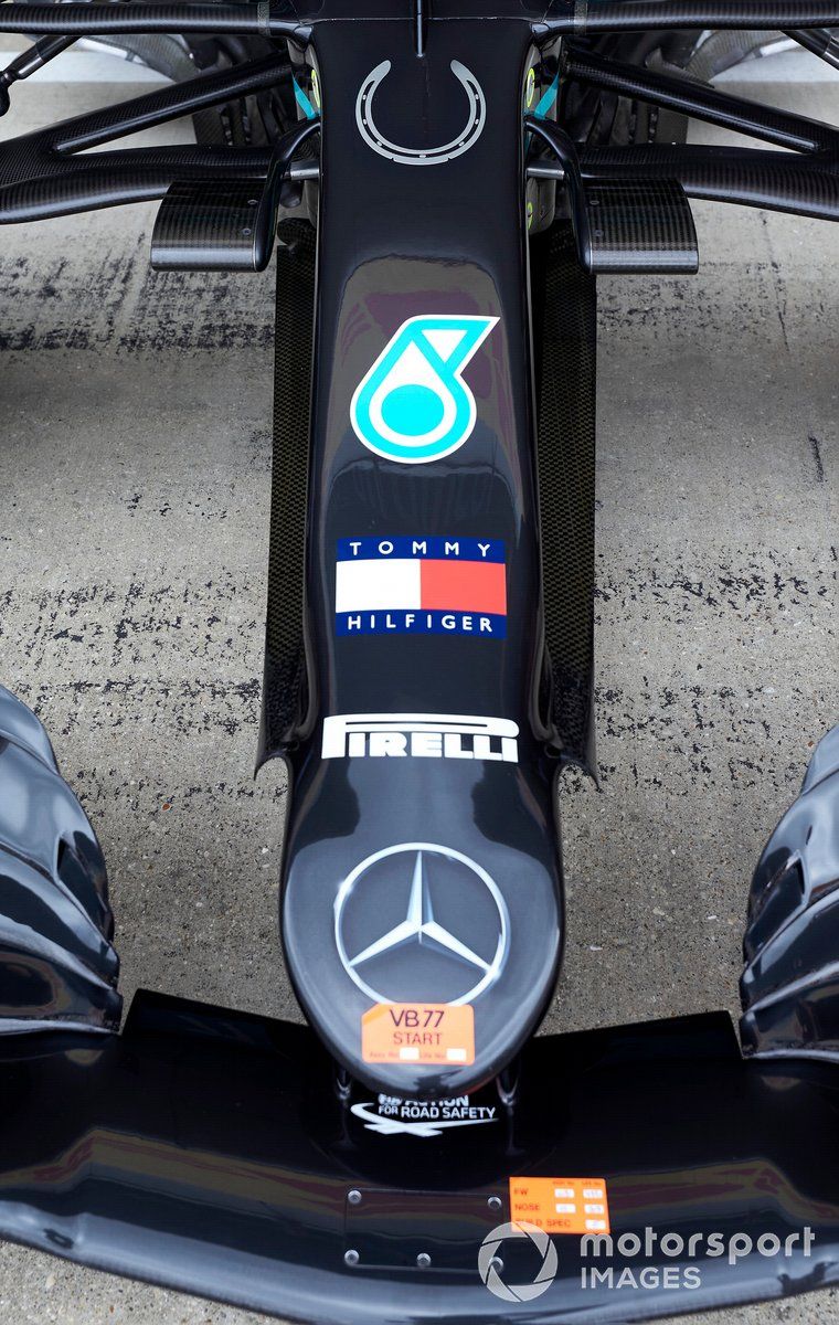 Valtteri Bottas, el alerón delantero del Mercedes F1 W11 con la herradura del homenaje a Strling Moss