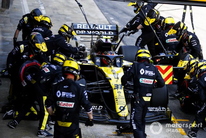 Esteban Ocon, Renault F1 Team R.S.20, pit stop