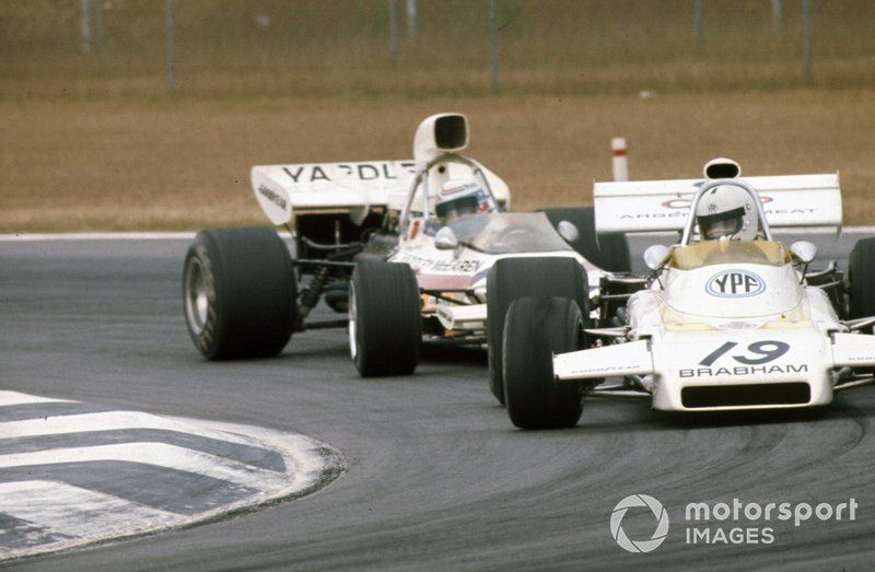 Carlos Reutemann, Brabham BT37 Ford y Peter Revson, McLaren M19A Ford