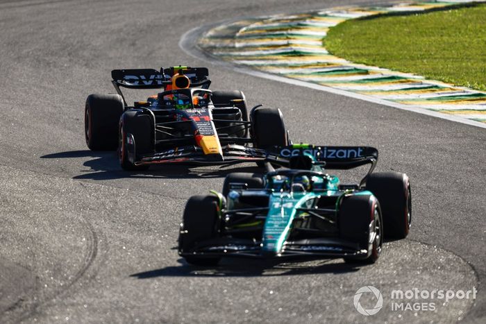 Fernando Alonso, Aston Martin AMR23, lidera Sergio Pérez, Red Bull Racing RB19