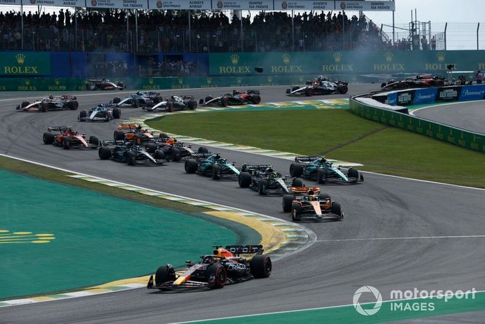 Max Verstappen, Red Bull Racing RB19, Lando Norris, McLaren MCL60, Lewis Hamilton, Mercedes F1 W14, Fernando Alonso, Aston Martin AMR23, Lance Stroll, Aston Martin AMR23, el resto de la parrilla en la salida mientras Kevin Magnussen, Haas VF-23, Alex Albo