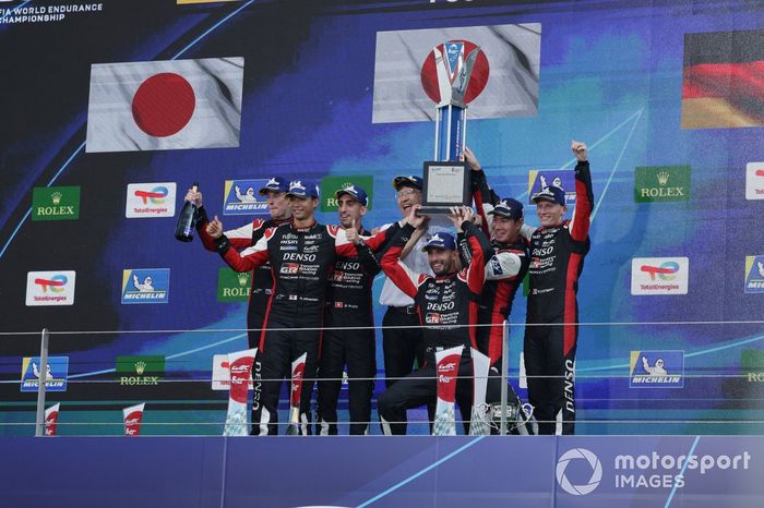 Podio: #7 Toyota Gazoo Racing Toyota GR010 - Hybrid: Mike Conway, Kamui Kobayashi, José María López, #8 Toyota Gazoo Racing Toyota GR010 - Hybrid: Sébastien Buemi, Brendon Hartley, Ryo Hirakawa