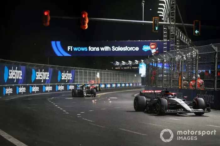 Daniel Ricciardo, AlphaTauri AT04, Zhou Guanyu, Alfa Romeo C43, Carlos Sainz, Ferrari SF-23