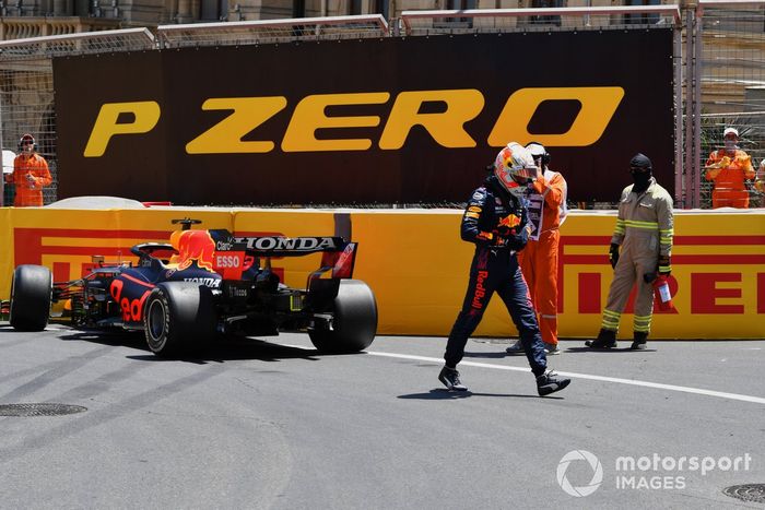 Los comisarios ayudan a Max Verstappen, Red Bull Racing RB16B, tras su accidente en la FP3
