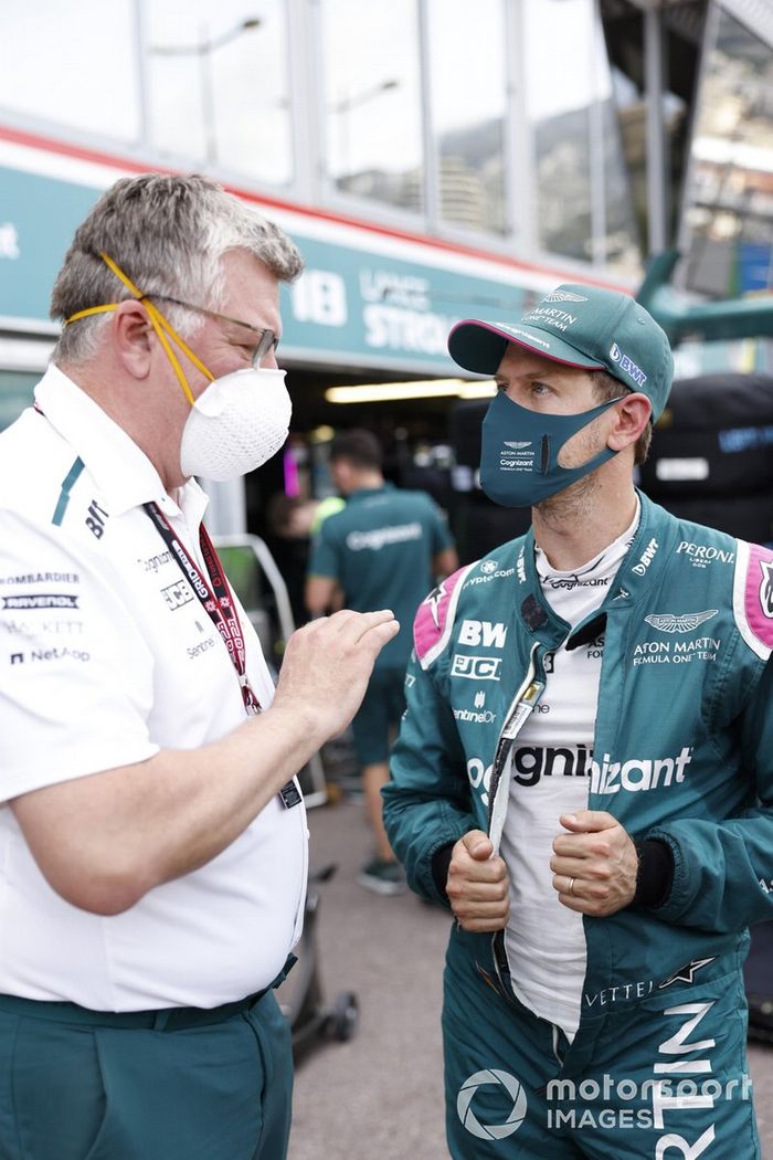 Sebastian Vettel, Aston Martin, con Otmar Szafnauer, director del equipo y consejero delegado de Aston Martin F1