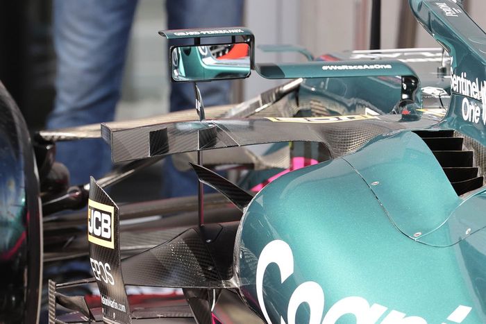 Detalle del espejo del Aston Martin AMR21 