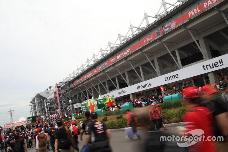 Fans salen del circuito de Suzuka 