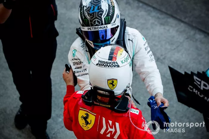 Sebastian Vettel, Ferrari e il vincitore della gara Valtteri Bottas, Mercedes AMG F1, festeggiano nel parco chiuso