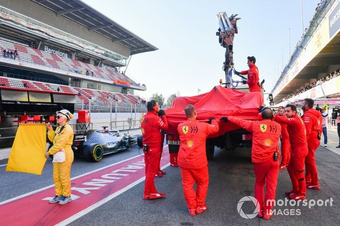 El coche de Sebastian Vettel, Ferrari vuelve en grúa al box