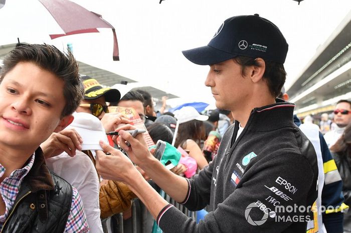 Esteban Gutiérrez, Mercedes AMG F1 firma un autógrafo para un aficionado 