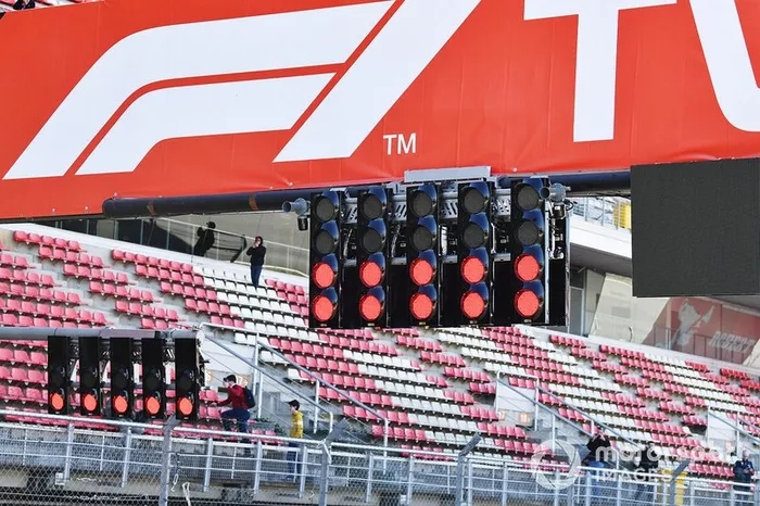 Lights set on red over the pit straight gantry