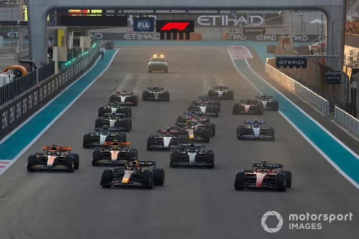 Max Verstappen, Red Bull Racing RB19, Charles Leclerc, Ferrari SF-23, Oscar Piastri, McLaren MCL60, Lando Norris, McLaren MCL60, George Russell, Mercedes F1 W14, el resto de la parrilla en la salida.