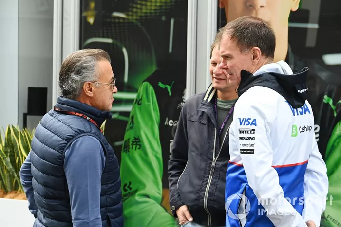 Jean Alesi et Alan Permane, Racing Director, RB F1 Team, dans le paddock 
