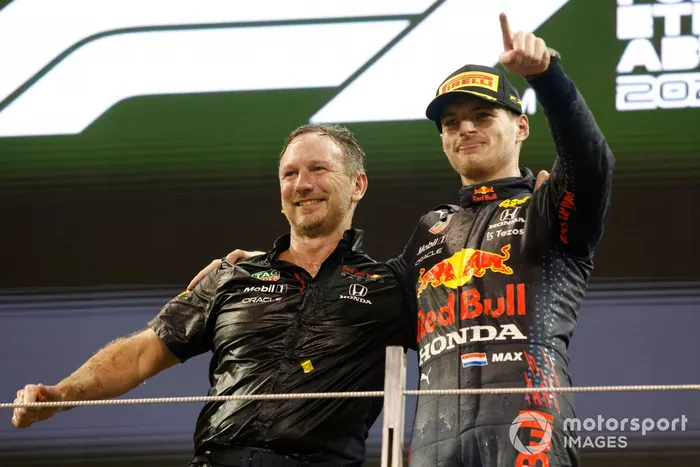 Podio: Christian Horner, director del equipo, Red Bull Racing con el ganador y campeón Max Verstappen, Red Bull Racing