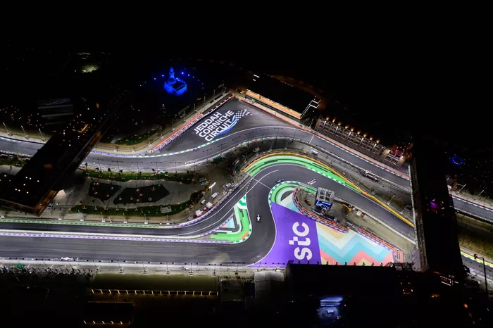 Vista nocturna del circuito Yeda  Corniche