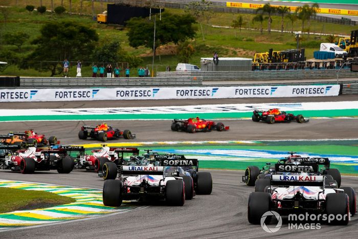 Max Verstappen, Red Bull Racing RB16B, Carlos Sainz Jr., Ferrari SF21, Sergio Pérez, Red Bull Racing RB16B, Charles Leclerc, Ferrari SF21, y el resto del campo en la salida