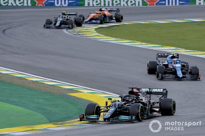 Lewis Hamilton, Mercedes W12, Esteban Ocon, Alpine A521, y Sebastian Vettel, Aston Martin AMR21