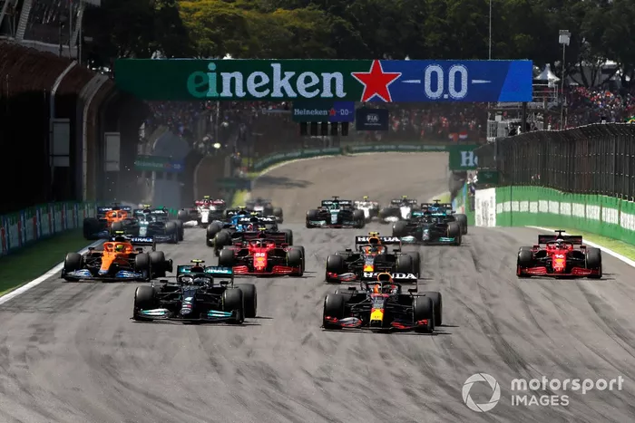 Max Verstappen, Red Bull Racing RB16B, Valtteri Bottas, Mercedes W12, Sergio Pérez, Red Bull Racing RB16B, Charles Leclerc, Ferrari SF21, Carlos Sainz Jr., Ferrari SF21, y el resto del pelotón en la salida