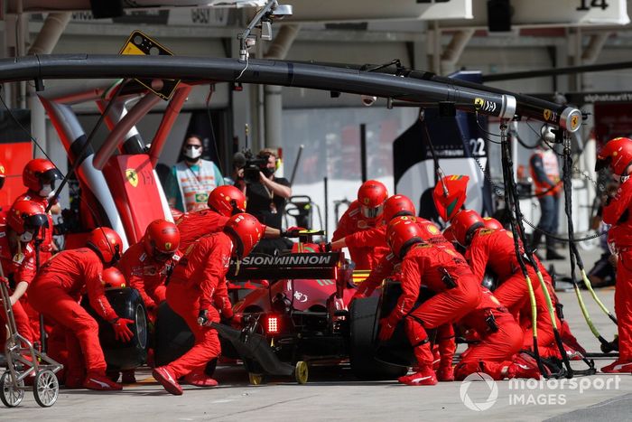 Carlos Sainz Jr., Ferrari SF21, en boxes