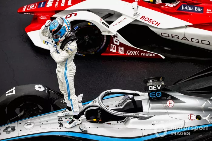 Ganador Nyck de Vries, Mercedes-Benz EQ, EQ Silver Arrow 02 celebra en Parc Ferme 