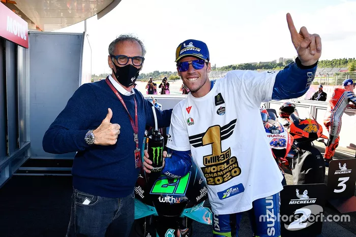 La Leyenda de MotoGP Franco Uncini felicita a Joan Mir, del Equipo Suzuki de MotoGP